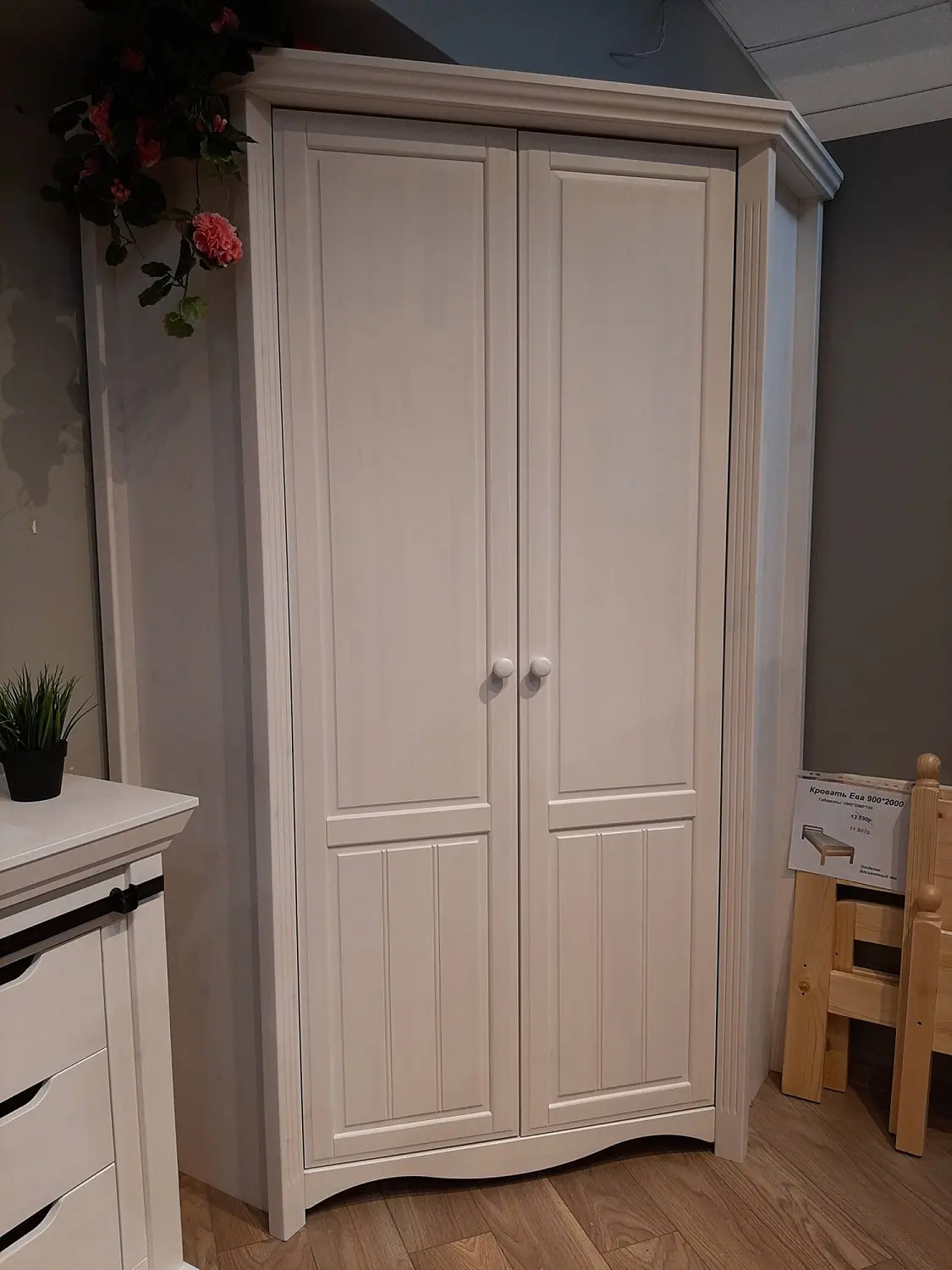 Угловой шкаф из сосны Милано