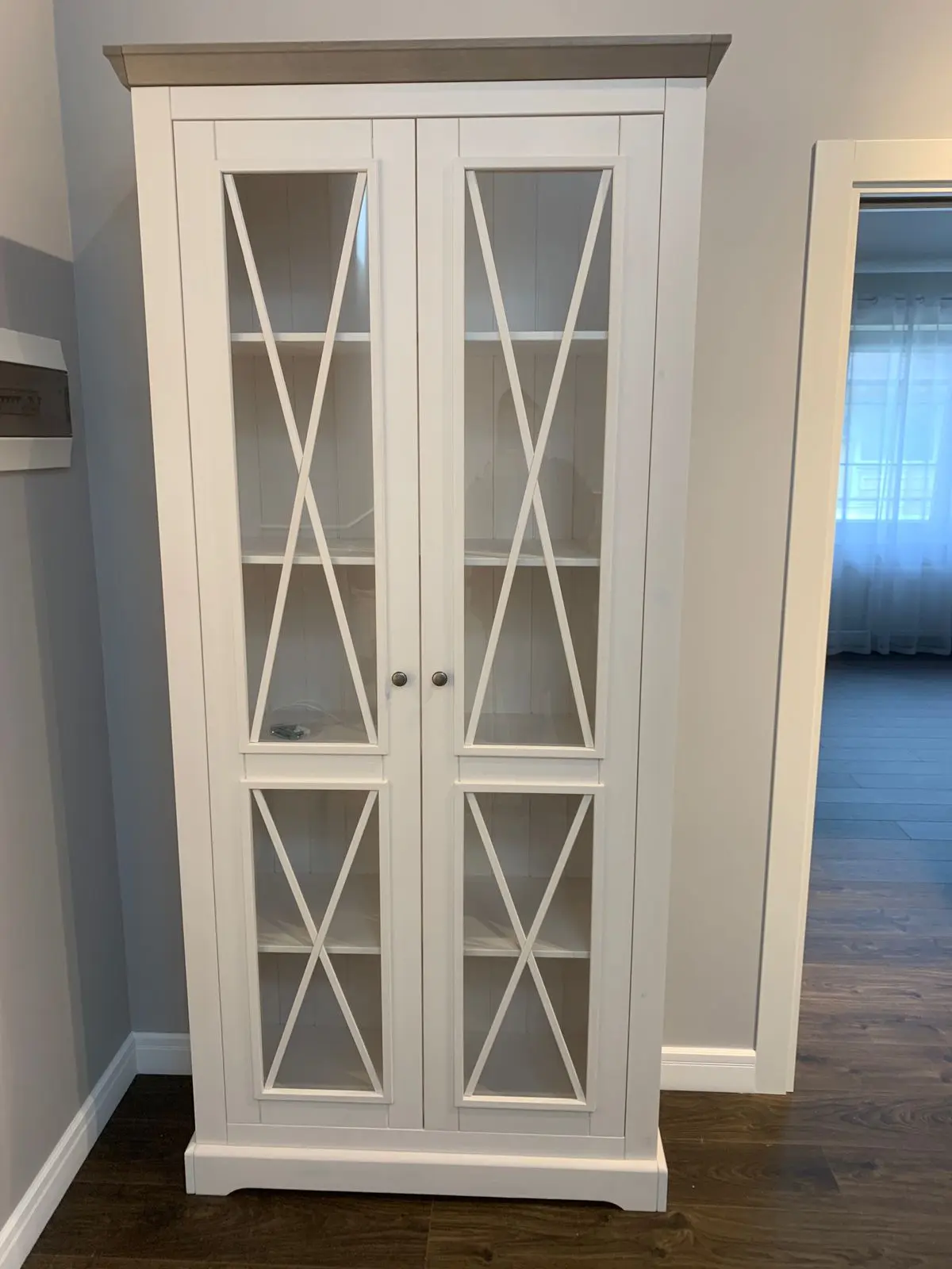 Витрина Форест с двумя стеклянными дверями белый воск/серый