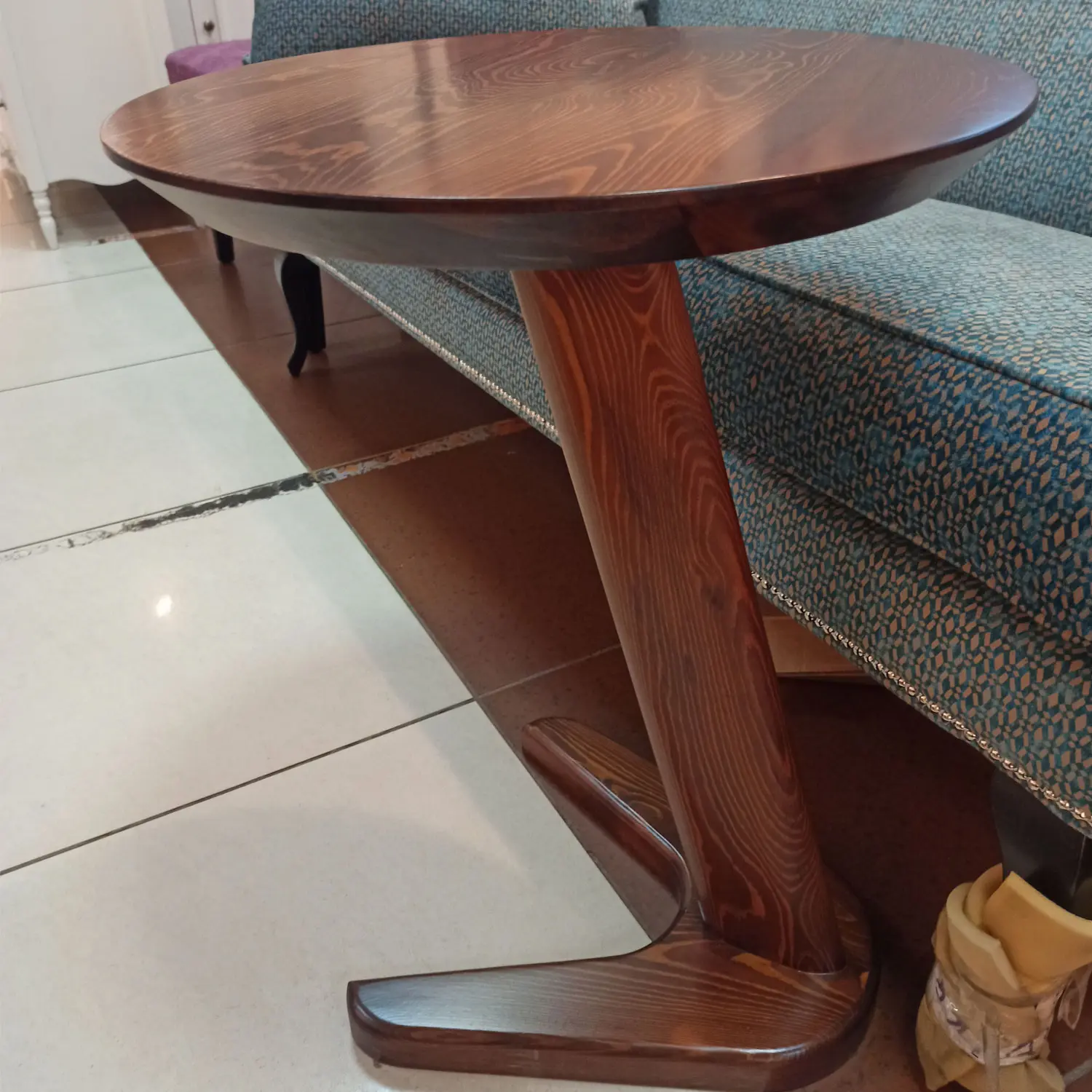 Столик из натурального дерева приставной ОВ 01