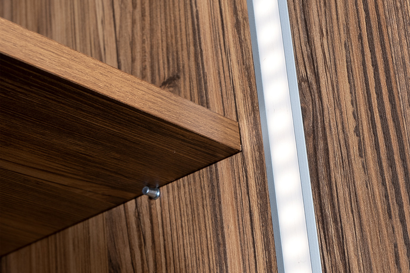 GD-10003 Шкаф Alto двухдверный c полками, цвет орех, дверцы стекло 100*57*230см