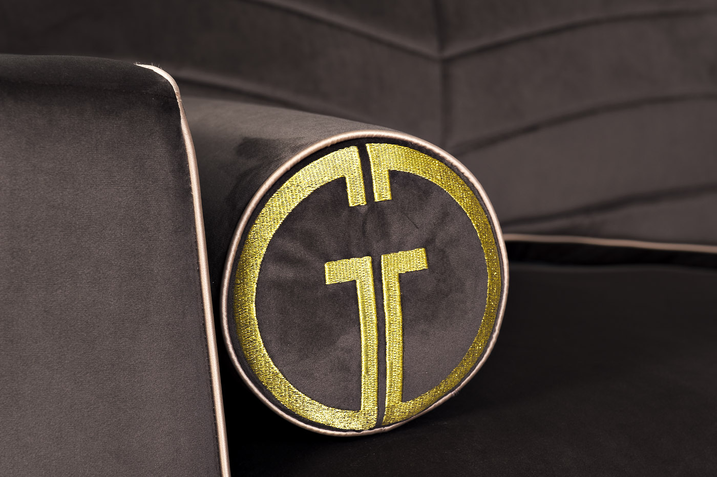 Диван Madrid Memory с кантом, трехместный без механизма, велюр серый Riv96