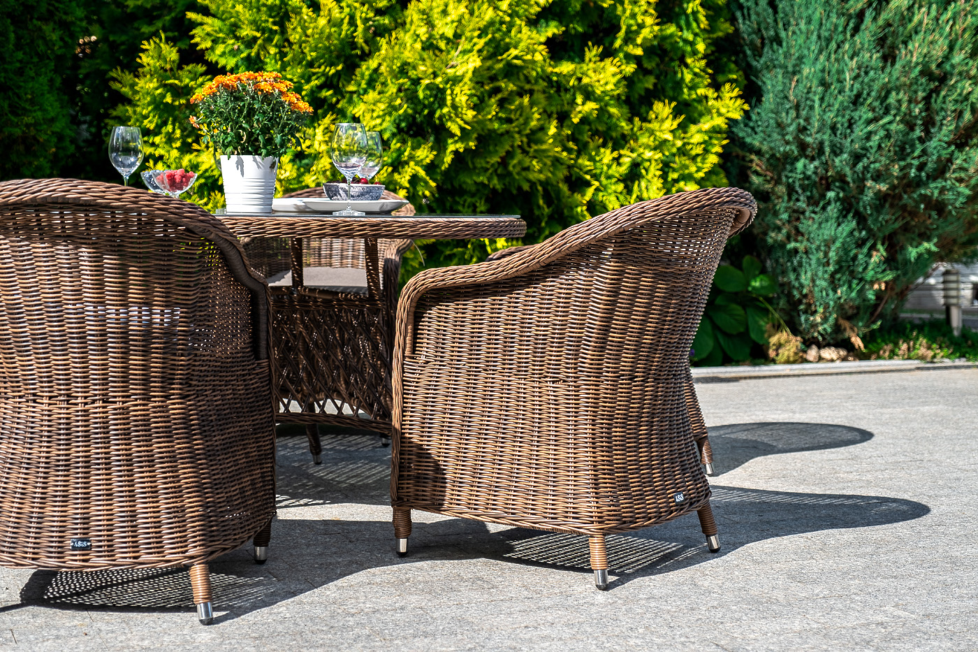 "Равенс" плетеное кресло из искусственного ротанга, цвет коричневый с серой подушкой