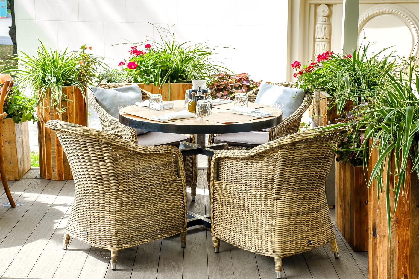 "Равенс" плетеное кресло из искусственного ротанга, цвет соломенный с серой подушкой