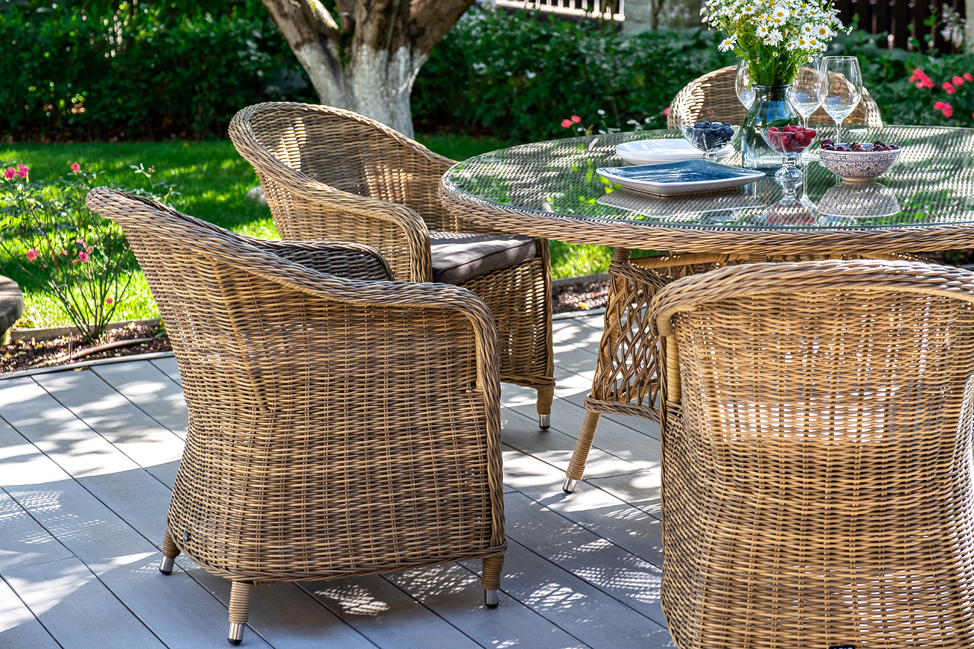 "Равенс" плетеное кресло из искусственного ротанга, цвет соломенный с серой подушкой